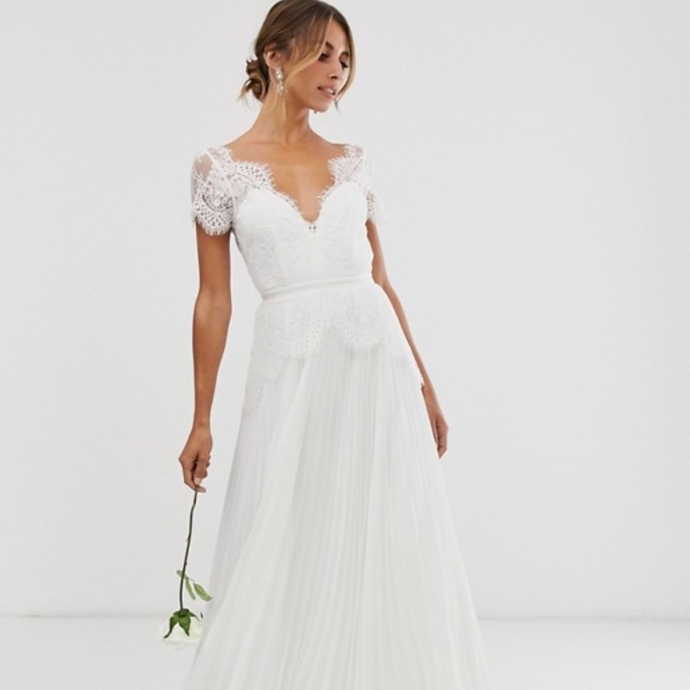 NWT simple but beautiful wedding dress